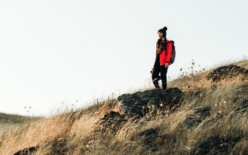 Stressabbau in der Natur Artikel Stressabbau: Frau auf einem Hügel