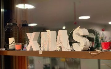 Weihnachtsstimmung in der Oberberg Fachklinik Konraderhof Köln Hürth Artikel Weihnachten: Xmas Schriftzug auf einem Regal