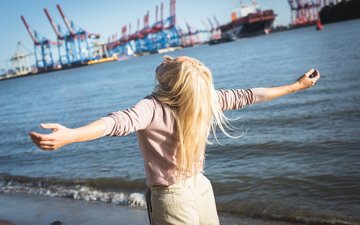 Wie kann ich mein Selbstwertgefühl steigern? frau mit offenen armen