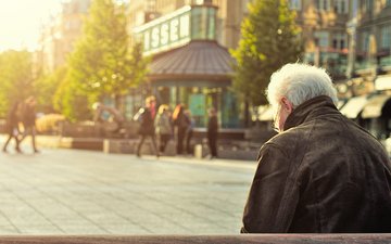 Stille Nacht, einsame Nacht? Wenn die Festtage krank machen Artikel Einsamkeit alter Mann auf Bank