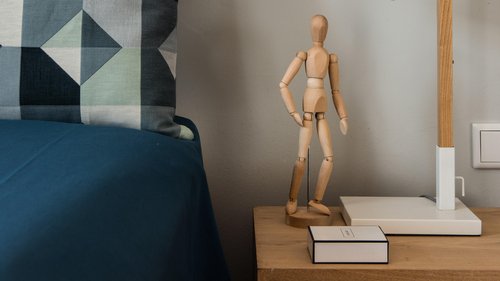 Holzfigur auf einem Nachttisch