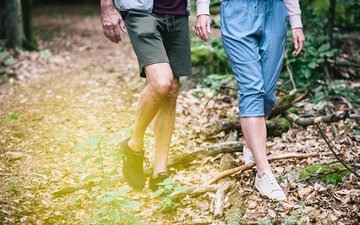 Patienten-Therapeut-Gespräch: Therapie einer Psychose Therapeutin im Gespräch mit ihrem Patienten bei einem erholsamen Waldspaziergang