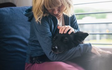 Weihnachten: Depression, Einsamkeit & negative Gefühle Artikel Weihnachten Depression Frau mit Hund