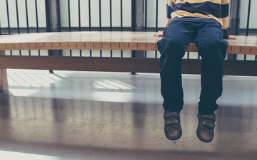 Psychisch auffällige Kinder: Ab wann sind Verhaltensauffälligkeiten Anzeichen für eine psychische Erkrankung des Kindes? Artikel Kinder Kind sitzt auf Bank