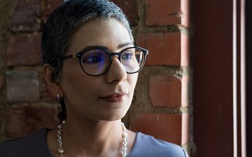 Bin ich psychisch krank!? Artikel Psychische Krankheiten: Frau mit Brille vor einer Backsteinwand