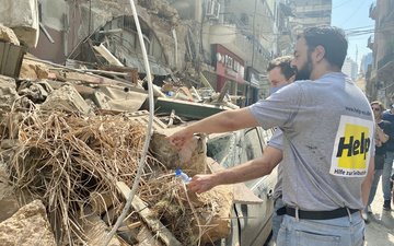 Explosion Beirut: Zerstörtes Gebäude mit Mitarbeiter einer Hilfsorganisation