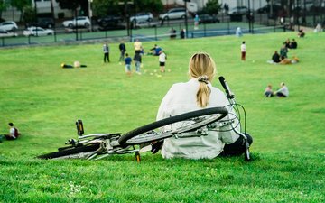 Artikel Frühjarsdepression Frau auf Wiese