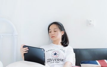 Artikel Cybermobbing junge Frau mit Tablet in der Hand