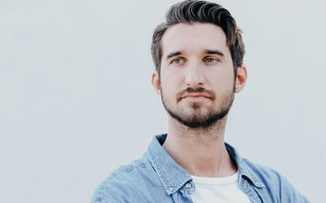 Therapie bei Depression: wie läuft sie ab? Artikel Therapie bei Depression: Mann vor grauem Hintergrund der traurig guckt