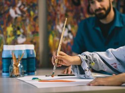 Die Macht der Farben – Farb- und Lichttherapie als Heilmittel Artikel Farbtherapie Farbmalkasten