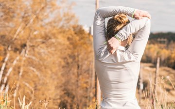 Neues Therapieprojekt in der Rhein-Jura Klinik: Vertrauen und Selbstvertrauen stärken durch Bouldern Artikel Oberberg Rhein-Jura Klinik Frau vor Wald