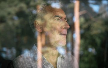 ADHS behandeln ADHS - Mann hinter einer reflektierenden Scheibe