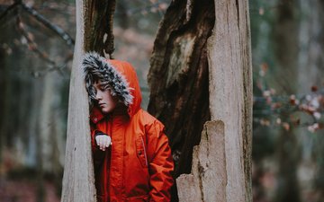 Saisonales Stimmungstief: Winterblues oder Winterdepression? Artikle Winterdepression Kind in roter Jacke