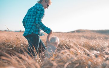Nicht nur zur Weihnachtszeit – hell brennen statt ausbrennen Artikel Weihnachten: Mutter mit Kind in einem Feld