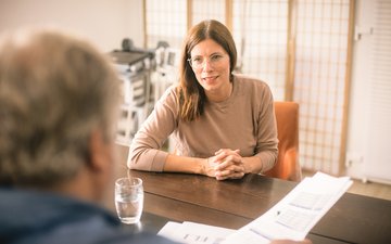 Warnsignale des Körpers bei Stress frau