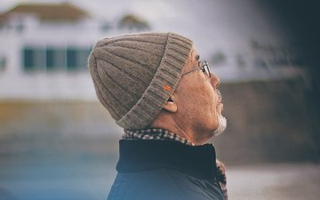 Depression - Alter Mann mit Mütze und Brille