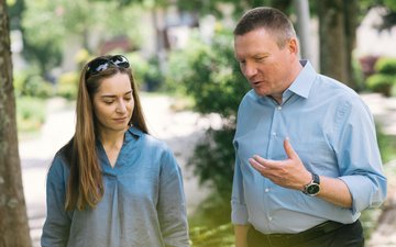 Artikel Placebo und Nocebo: Dr. Andreas Jähne mit Patientin