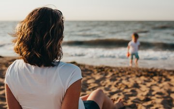 Blogartikel Essstörungen Frau am Strand