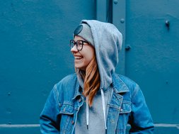 Essstörungen: wenn Essen das Leben bestimmt Artikel Essstörungen: Frau in blauen Klamotten vor einem blauen Hintergrund