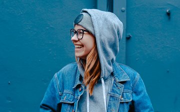 Essstörungen: wenn Essen das Leben bestimmt Artikel Essstörungen: Frau in blauen Klamotten vor einem blauen Hintergrund