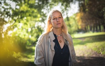 Worry Burnout – Was steckt dahinter? frau spaziert durch Park, besorgter Blick