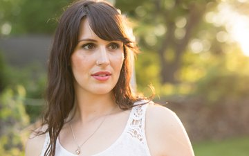 Gelb, die Farbe der Lebensfreude – warum alle so sehnsüchtig auf den Frühling warten Artikel Lebensfreude: Frau guckt verunsichert