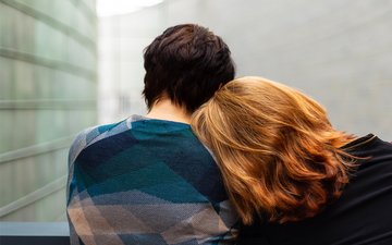 Angststörungen - Zwei Jugendliche, die auf einer Parkbank sitzen und in die Ferne starren