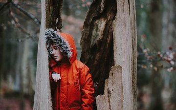 Wenn die Eltern sich trennen: Wie Kinder Verluste erleben und verarbeiten Artikel Eltern: Kind mit roter Jacke im Wald