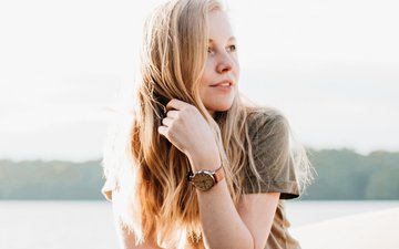 Ritzen, Verbrennen, Schlagen: warum sich Borderline-Betroffene selbst verletzen! Artikel Borderline: Junge Frau am Wasser