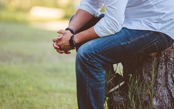 Neuer Therapiegarten der Rhein-Jura Klinik: Erschaffen, Erleben und Erfühlen mit allen Sinnen Artikel Therapiegarten Rhein-Jura: Mann sitzt auf einem Baumstamm