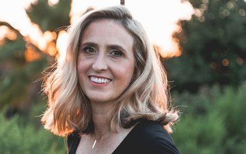 Lebensabschnitt ins Ungewisse – Psychotherapeutische Hilfe im Alter Artikel Psychotherapie: Älterer Frau lächelt in die Kamera