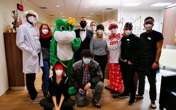 Kölle Alaaf aus der Oberberg Somnia Fachklinik Köln Hürth Karneval: Gruppe in Kostümen