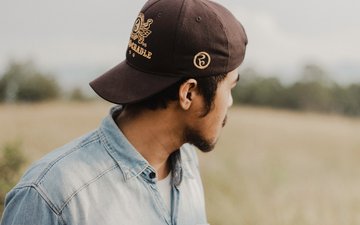 Alkoholverzucht - Mann in blauem Oberteil mit braunem Hut