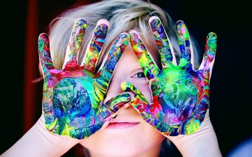 Leben mit Autismus: Über den Alltag, das Umfeld und integrative Ansätze Artikel Autismus Kind mit farbigen Händen