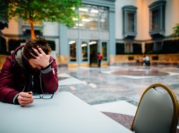 Mit Autogenem Training Stress abbauen Autogenes Training Mann mit Hand vor der Stirn