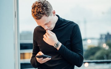 Was ist eine Zwangsstörung? Artikel Zwangsstörung Mann mit Handy in der Hand