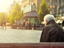 Die S3-Leitlinie zur Diagnostik und Therapie der Zwangsstörungen Artikel Zwangsstörungen Alter Mann auf einer Bank