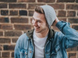 Winterblues V: Durch Licht wieder fit – die Lichttherapie Artikel Winterblues Mann vor Backsteinwand