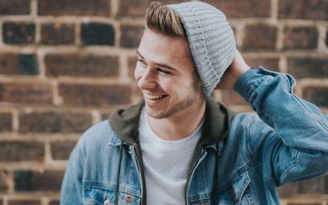 Winterblues V: Durch Licht wieder fit – die Lichttherapie Artikel Winterblues Mann vor Backsteinwand