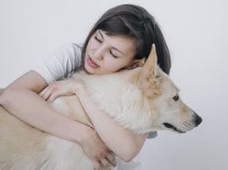 Angststörungen und ihre Ursachen – warum äußert sich Angst bei manchen Menschen in übersteigerter Form? Artikel Angststörungen Frau mit Hund