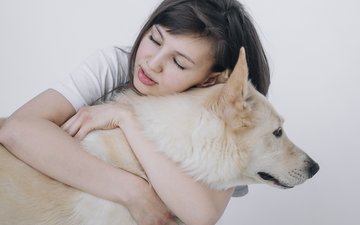 Angststörungen und ihre Ursachen – warum äußert sich Angst bei manchen Menschen in übersteigerter Form? Artikel Angststörungen Frau mit Hund
