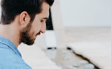 Einsamkeit an Weihnachten: wenn die Festtage krank machen Artikel Weihnachten Mann am Strand