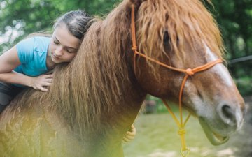 Psychische Erkrankungen bei jungen Erwachsenen: Wie kann ich meinem Kind helfen? Artikel junge Erwachsene Mädchen auf Pferd