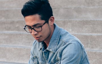 Artikel aus “Der Allgemeinarzt”: Wann wird Daddeln zum Problem? Artikel Spielsucht Mann mit Brille