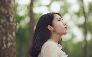 Wenn die Nacht zur Qual wird: Schlafstörungen und warum Schlaf so wichtig ist Artikel Schlafstörungen junge Frau im Wald