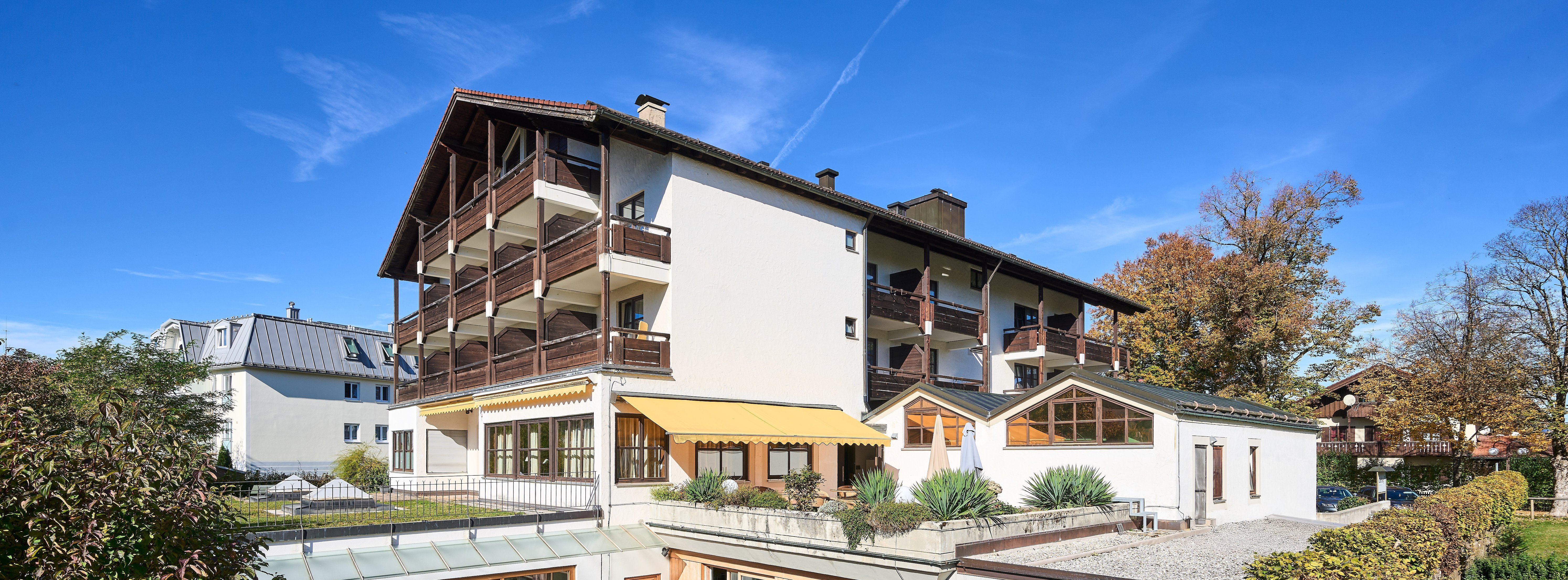 Außenaufnahme der Oberberg Fachklinik Bad Tölz mit strahlend blauem Himmel