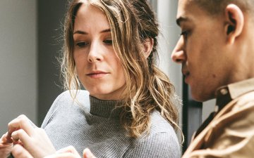 Was ist Achtsamkeit? Artikel Achtsamkeit: Frau und Mann gucken interessiert