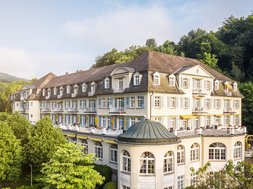 Oberberg Fachklinik Schlangenbad Außenansicht mit Wald im Hintergrund