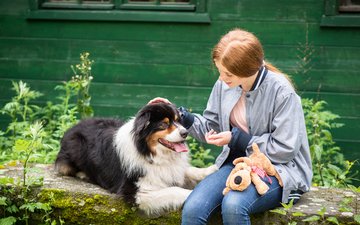 Behandlung von Persönlichkeitsstörungen Artikel Persönlichkeitsstörungen: Frau mit Hund vor grünem Haus
