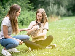 Schematherapie als „schulenübergreifender“ Therapieansatz Artikel Schematherapie: Zwei junge Frauen mit einem Hasen